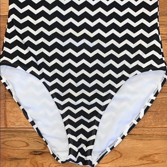 Old Navy one piece striped swimsuit. Size medium - Picture 3 of 6